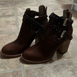 Freebird Rainbow size 8. 3” heel.